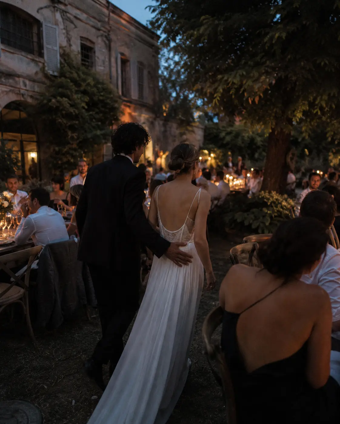 Novios avanzando entre los invitados